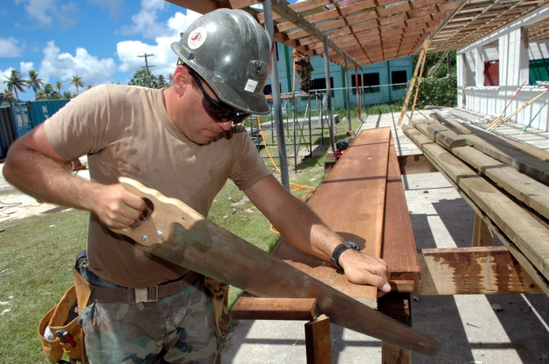 menuisier-ST ANTONIN DU VAR-min_worker_construction_building_carpenter_male_job_build_helmet-893290